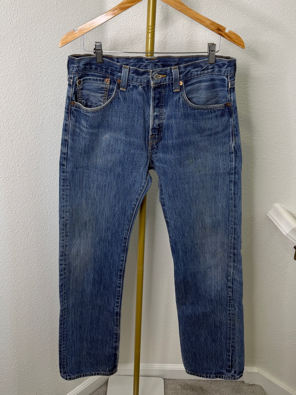 Levi’s 501 Original Fit Medium Wash Button Fly Men Denim Jeans 32x34 Classic